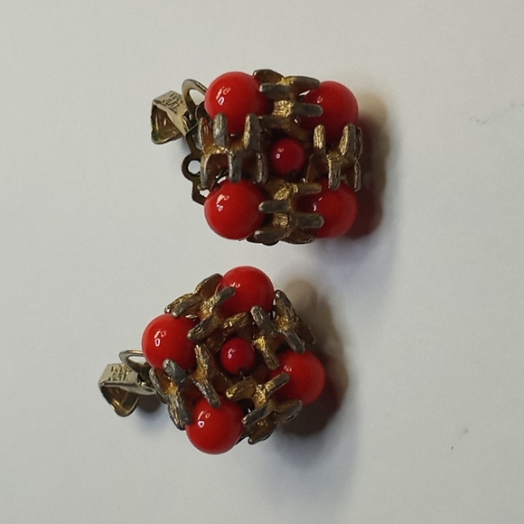 SuPer Rare c1940s VOGUE Gold Tone Red-Orange Coral Lucite Bead Clip Earring - Picture 12 of 16